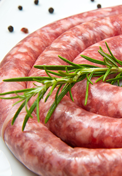 Der Geschmack unserer Salsiccia ist einzigartig. Slide-Bild mitte mit dem Thema Geschmack. Dazu wird eine Salsiccia mit einem Rosmarinzweig gezeigt.
