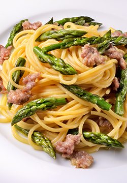 Wir stellen unsere Salsiccia mit viel Liebe zum Detail her. Slide-Bild rechts mit dem Thema Passion. Es wird ein Pasta-Gericht mit Spargeln und Salsiccia-Fleisch gezeigt.