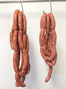 Aufgehängte Salsiccia dick